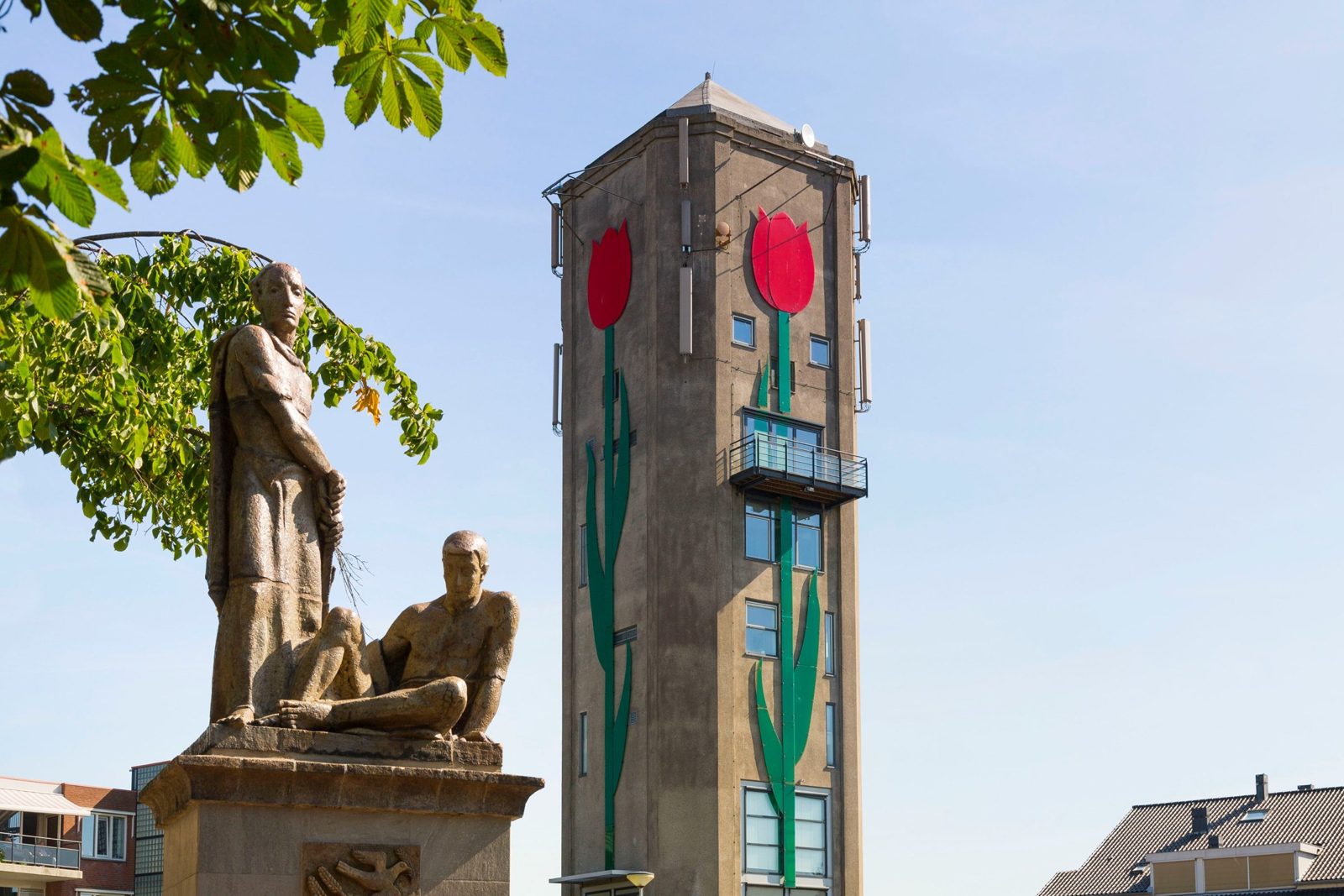 watertoren Roelofarendsveen met de rode tulpen