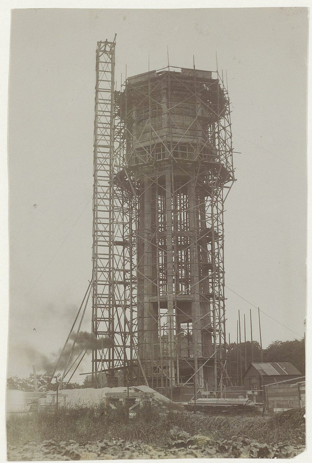 watertoren in aanbouw in steigers
