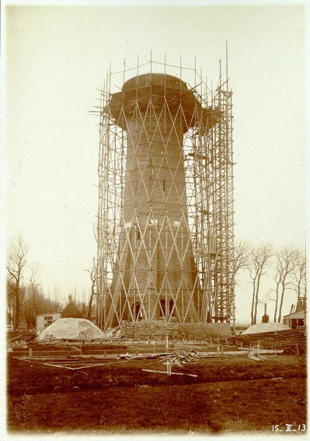 watertoren in aanbouw met bouwvakkers
