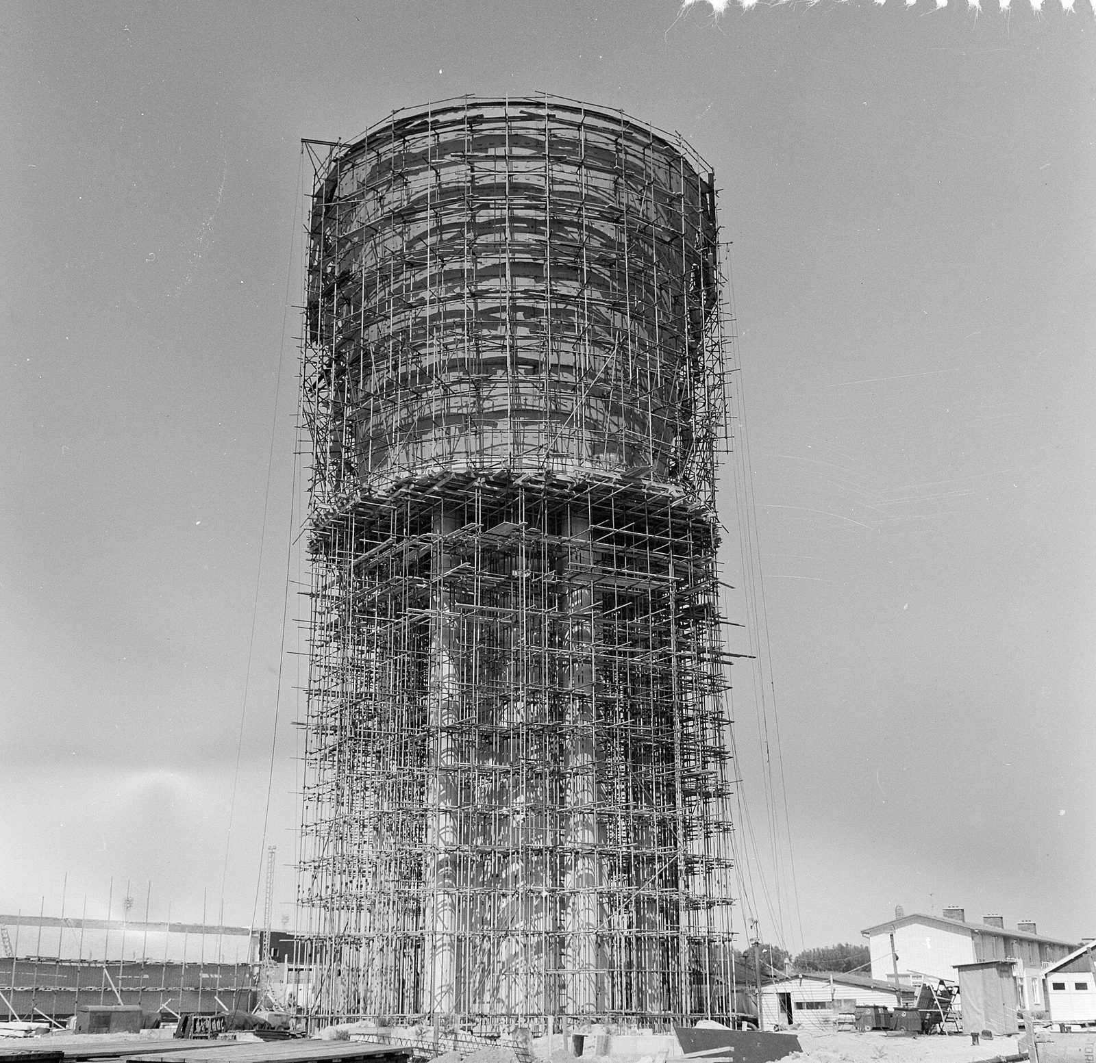 betonnen watertoren in aanbouw