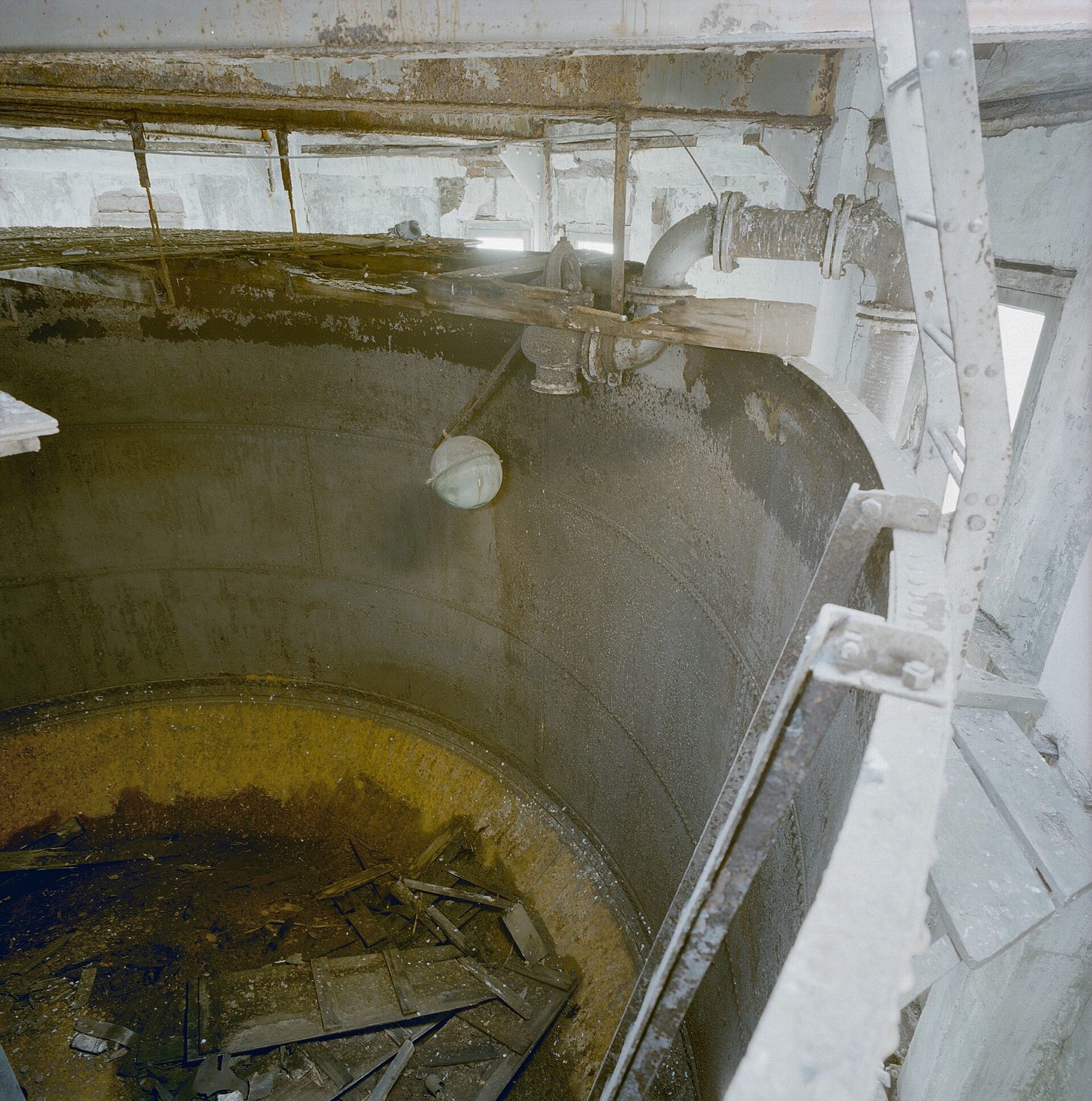 interieur van een geklonken ijzeren reservoir