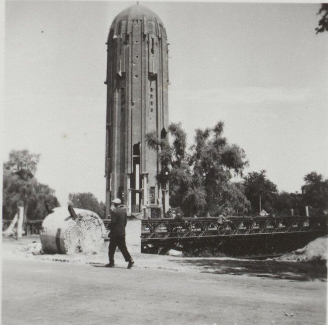 beschadigde watertoren na de oorlog