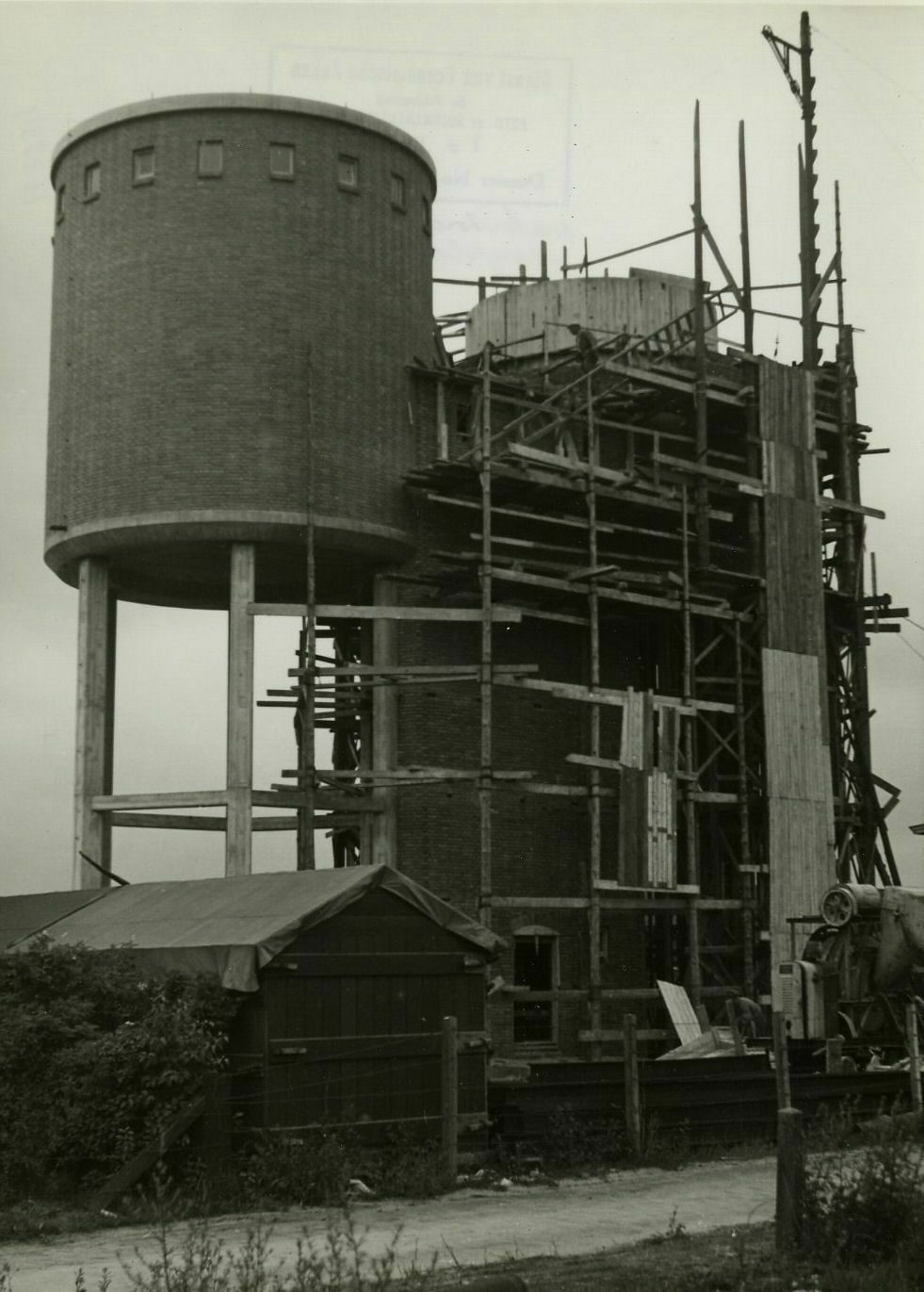 spoorwegwatertoren in de steigers